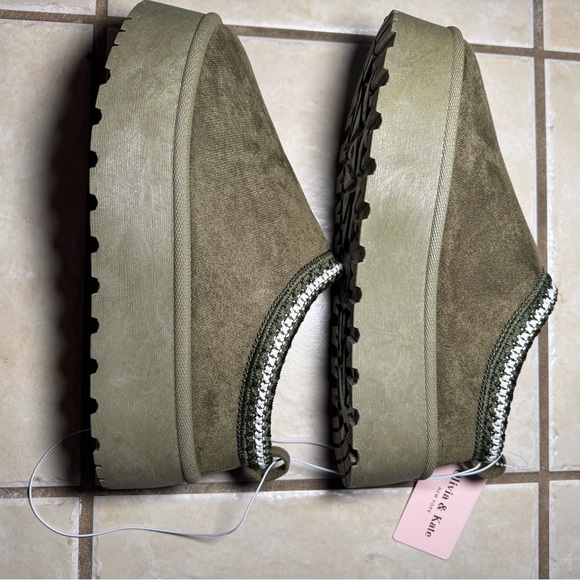 Olivia & Kate Shoes - Olivia & Kate New York Sz-9.5 Olive Green Platform Slip-On Shoes NWT